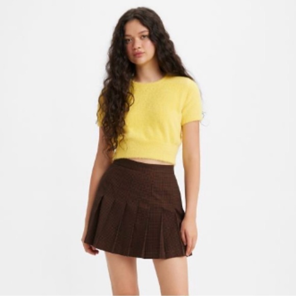 LEVI’s NWT Yellow Peach Fuzz T-Shirt, Size Medium (v) - Picture 1 of 9